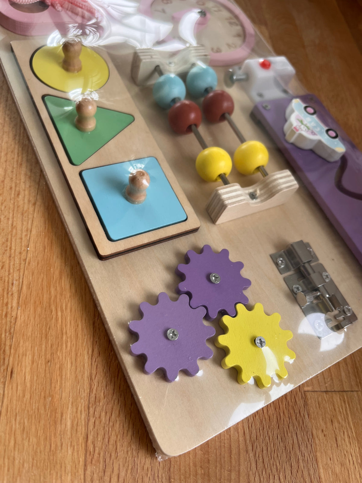 BusyBoard bébé coloré en bois : Jeu Sensoriel