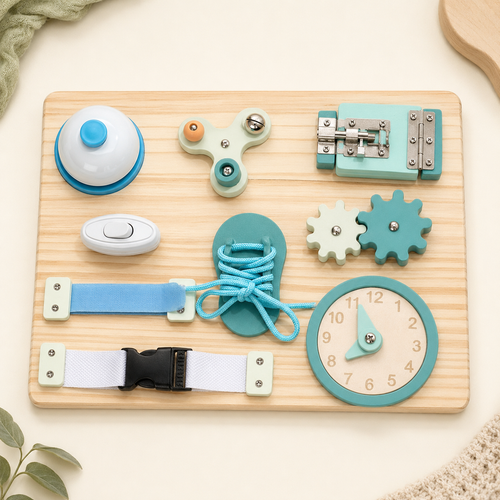 Détail des mécanismes du busy board bleu : loquets, boutons et engrenages