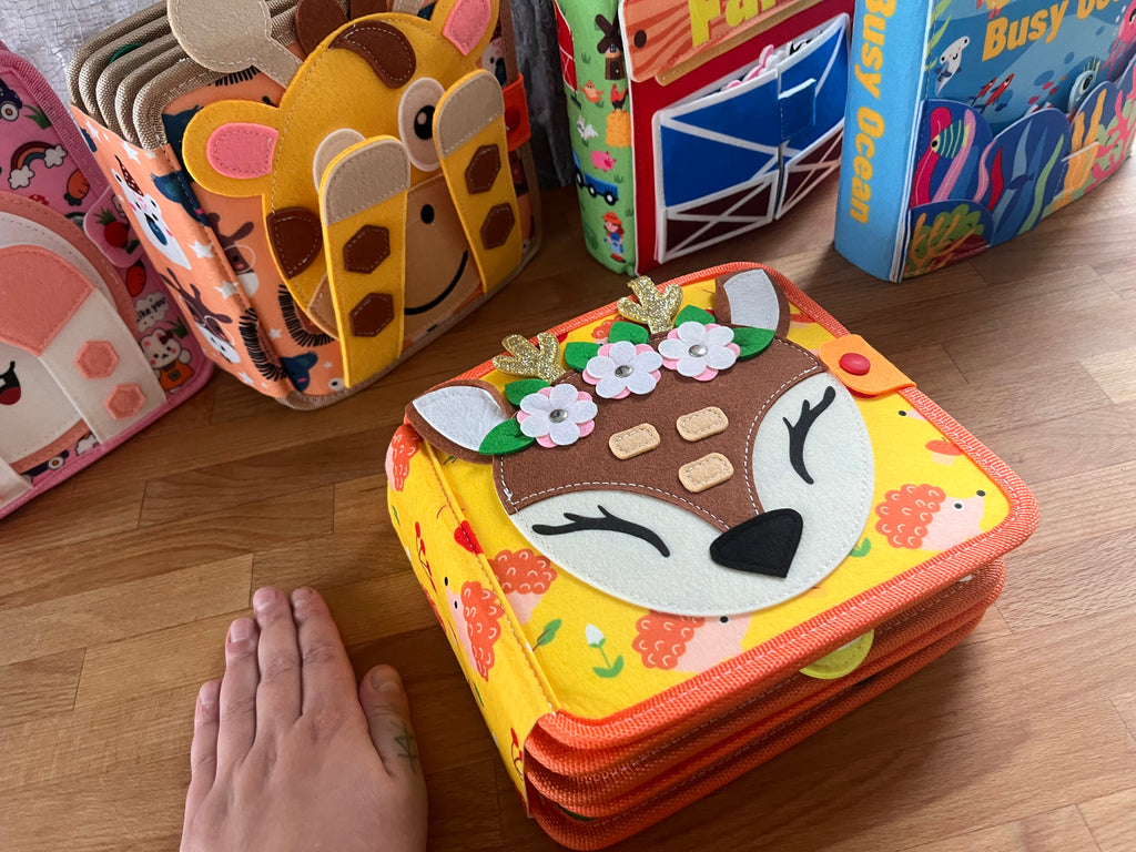 BusyBook Lily la Biche : livre d’activités en feutrine (Busyboard)