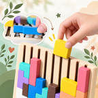 bloc coloré placé sur le support vertical du jeu Tetris en bois enfant