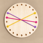 Jeu de cordes en bois rond avec une configuration simple de cordes colorées