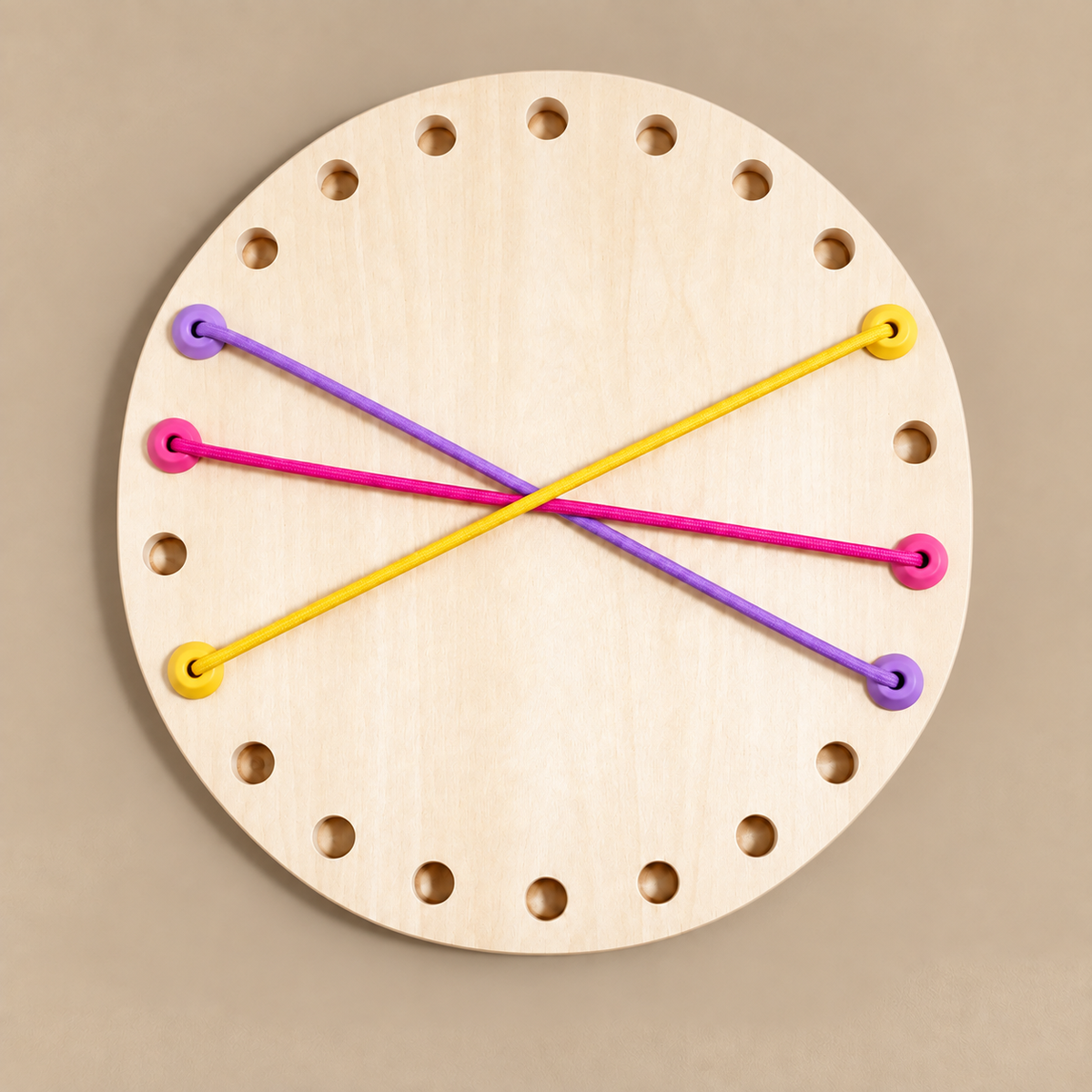 Jeu de cordes en bois rond avec une configuration simple de cordes colorées