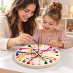 Maman et enfant jouant ensemble avec un jeu de cordes en bois rond coloré